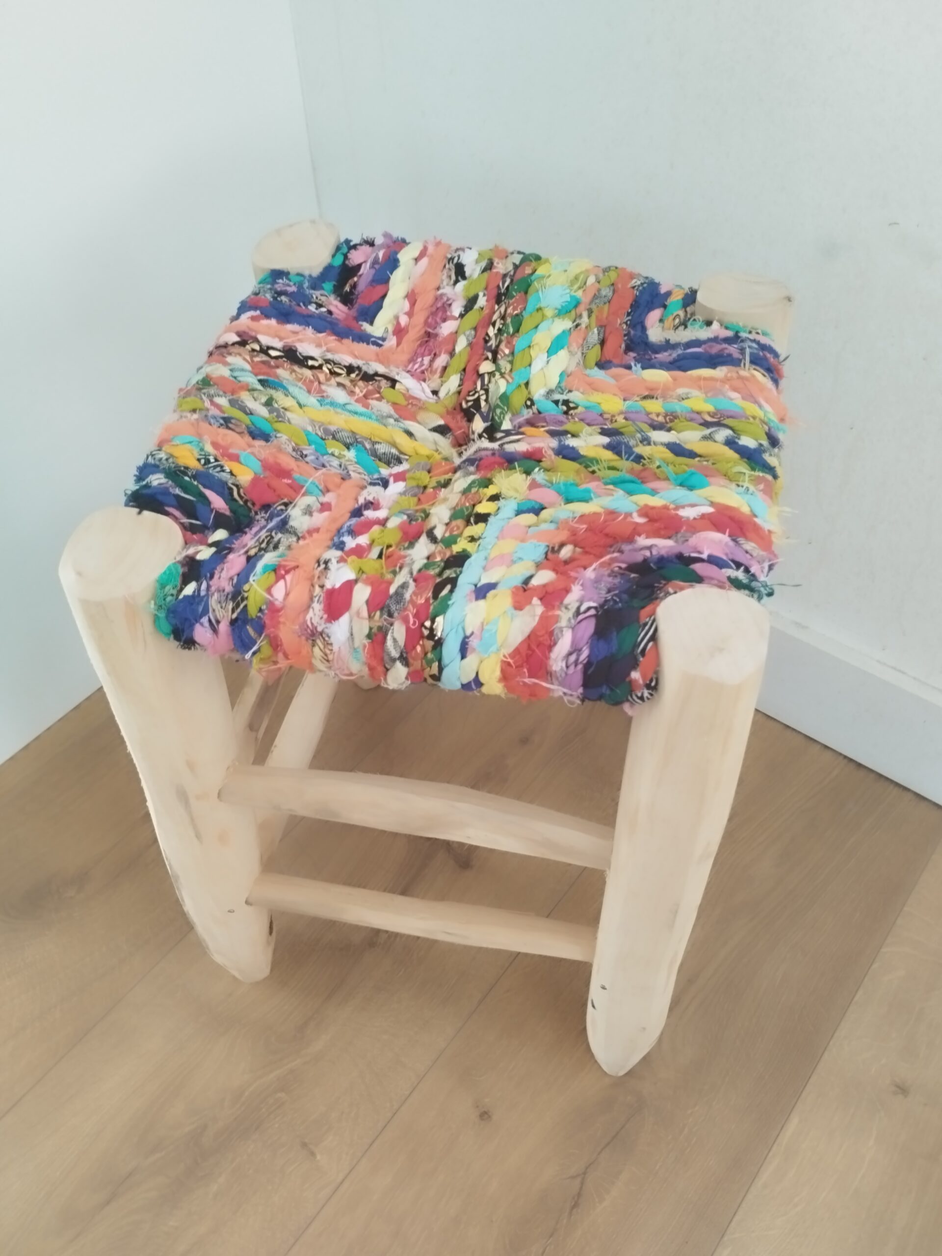 Tabouret Boucherouite en Tissus Recyclés et Bois d'Eucalyptus – Image 3