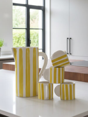 Carafe à rayures jaune et blanc et ses tasses