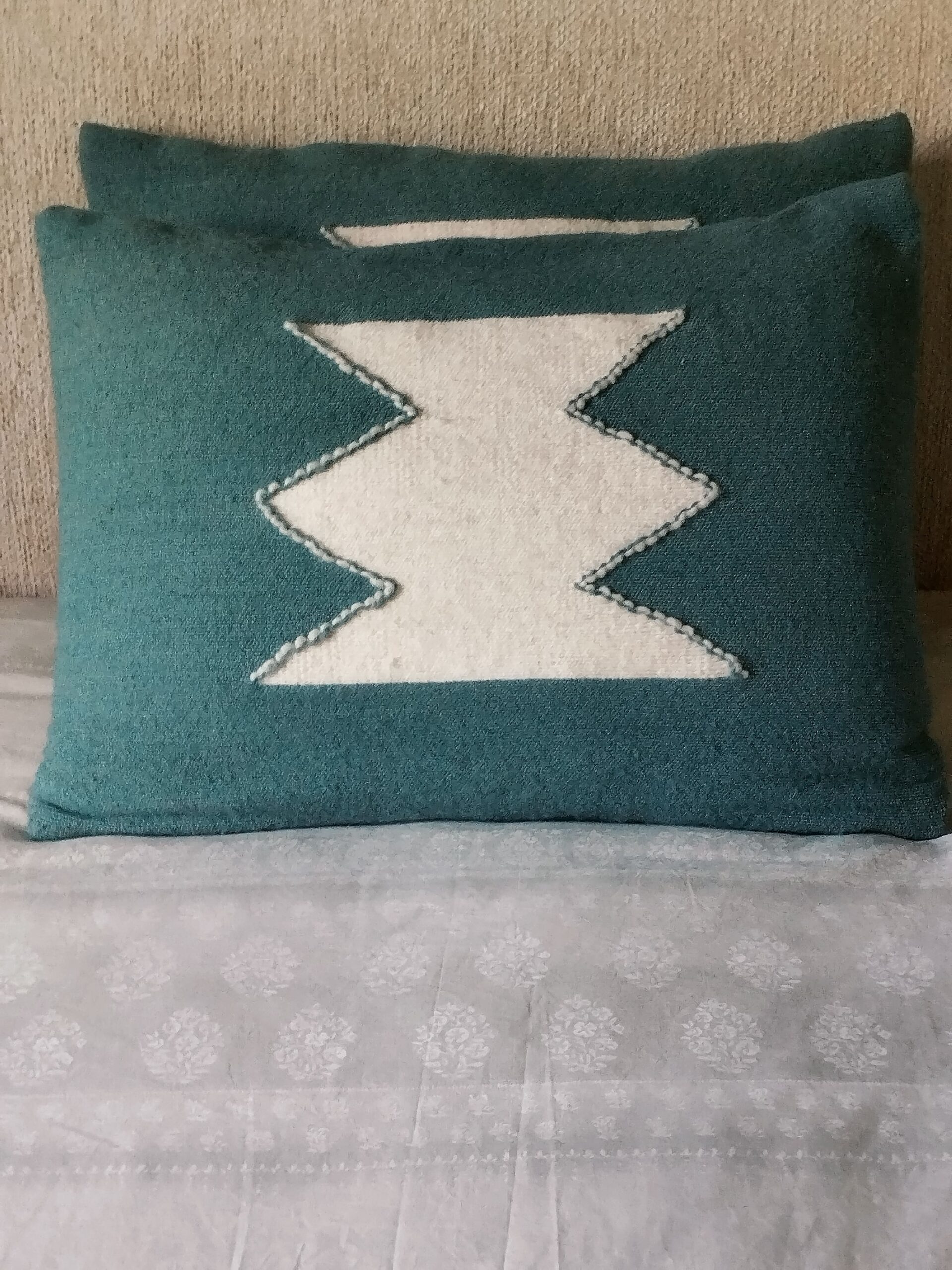 Housse de coussin en laine bleu clair – Image 6