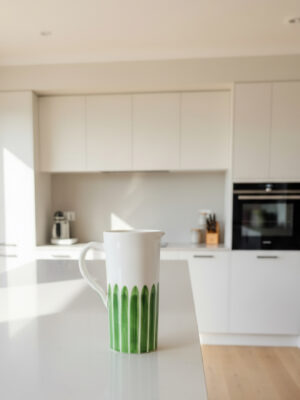 Pichet en Céramique Fait Main, Décor Rayures Vertes Artisanales