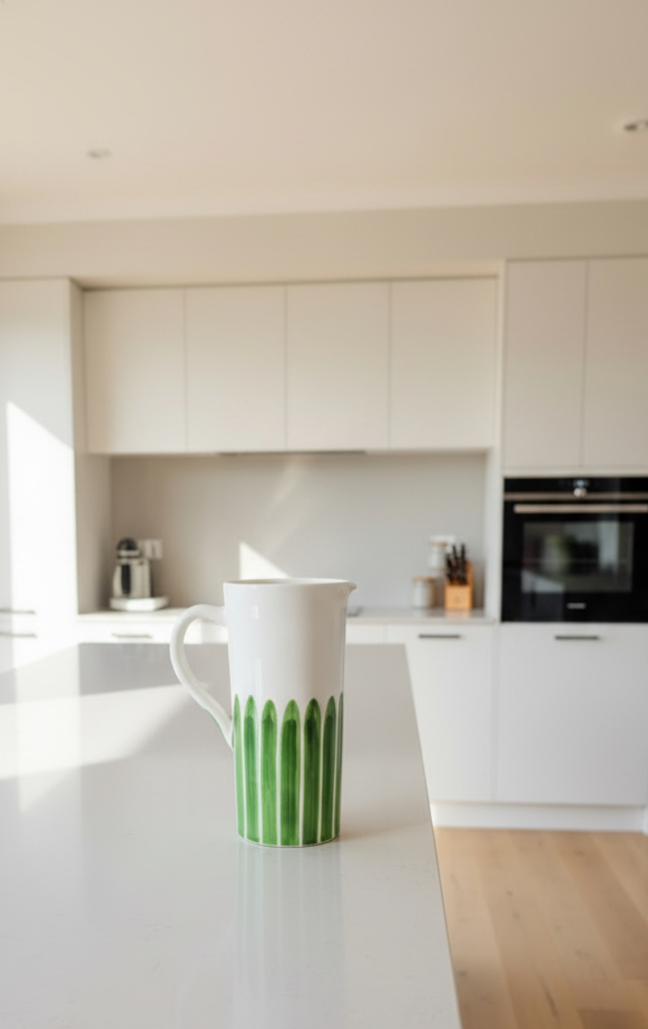 Pichet en Céramique Fait Main, Décor Rayures Vertes Artisanales