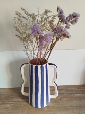 Vase rayé bleu et blanc