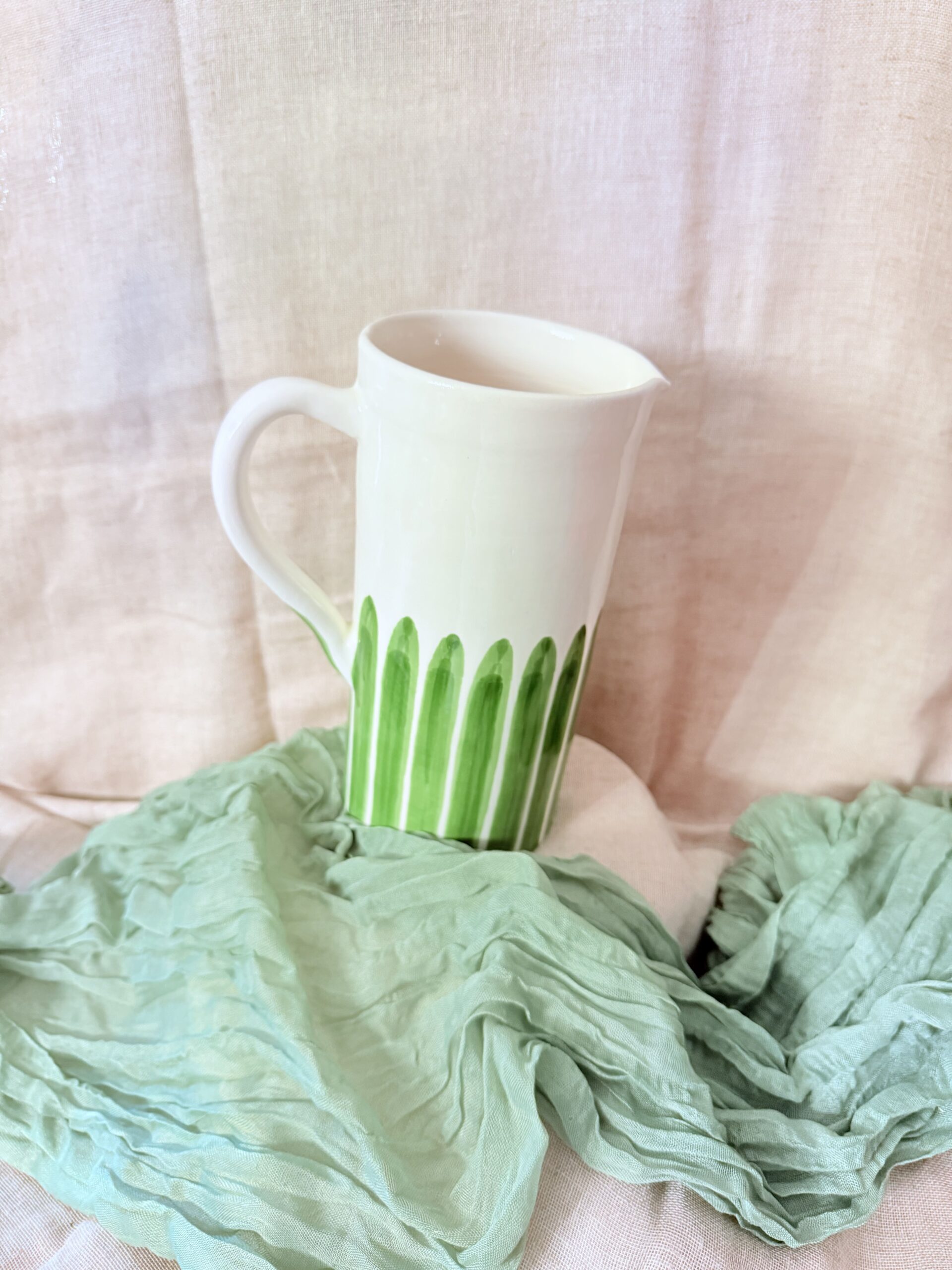 Pichet en Céramique Fait Main, Décor Rayures Vertes Artisanales – Image 2