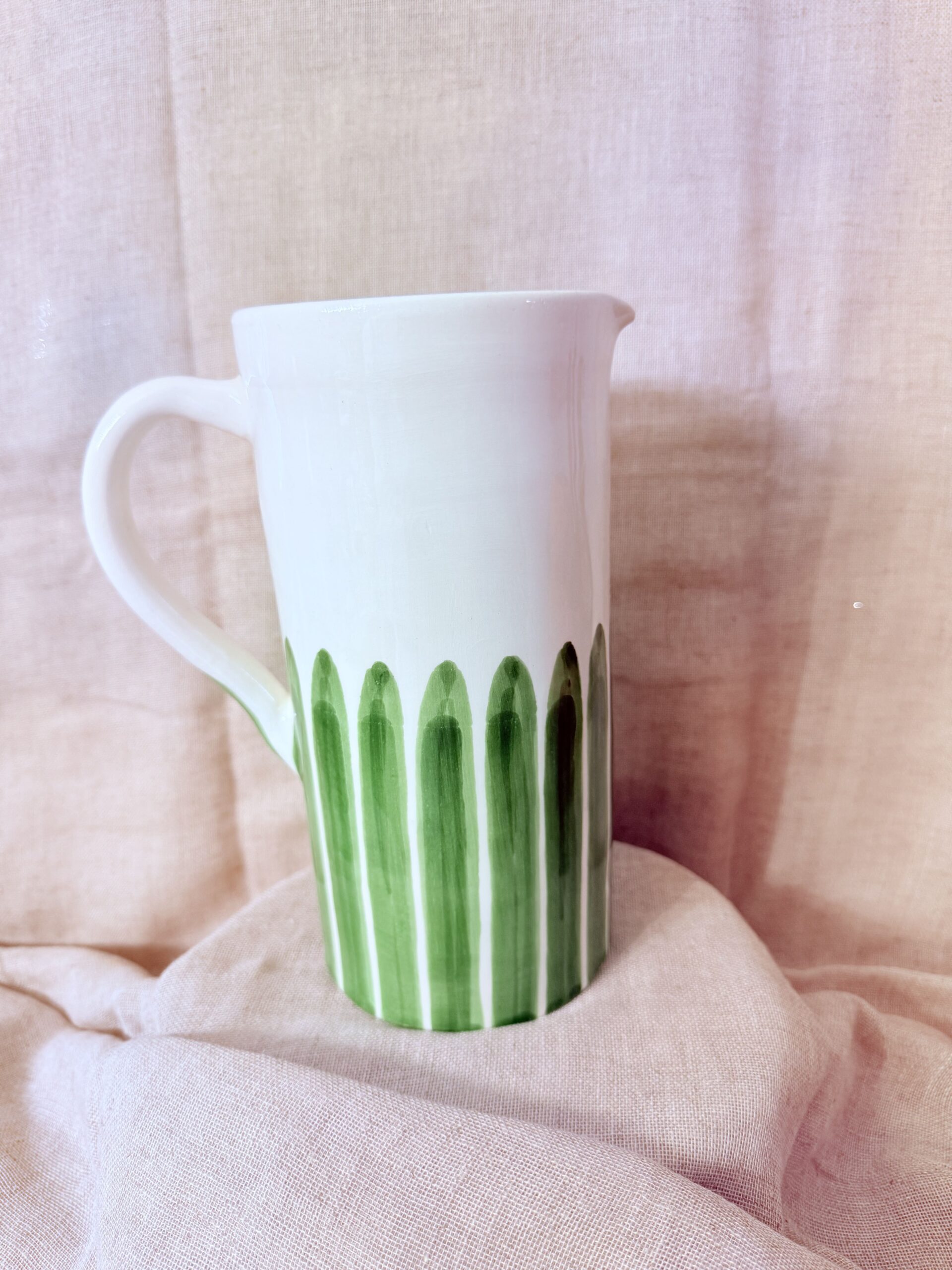 Pichet en Céramique Fait Main, Décor Rayures Vertes Artisanales – Image 3