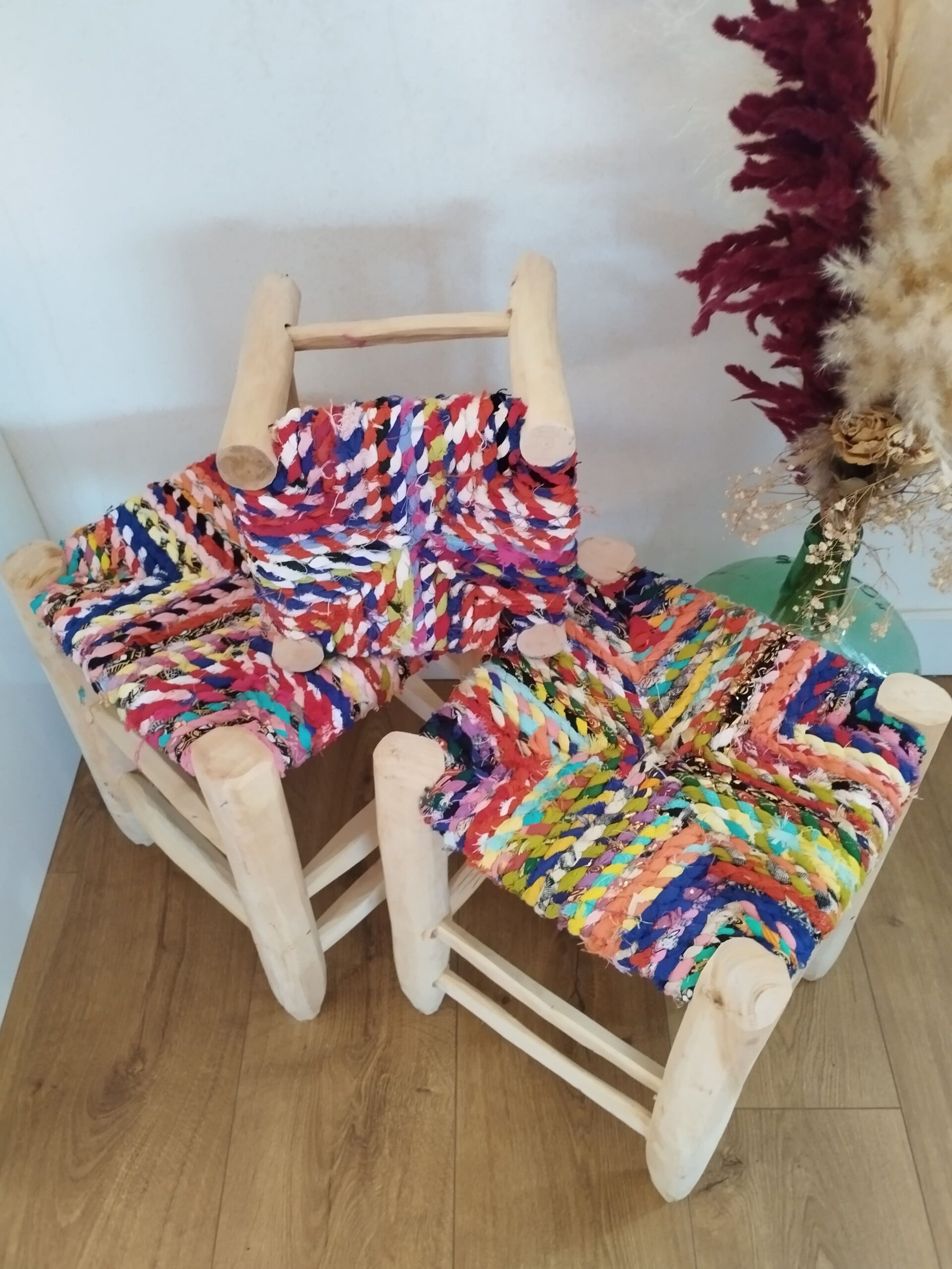 Tabouret Boucherouite en Tissus Recyclés et Bois d'Eucalyptus – Image 4